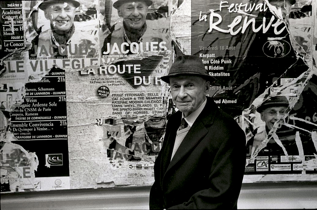 François Poivret (photography), Jacques Villeglé (background work in 2016)., CC BY-SA 4.0 