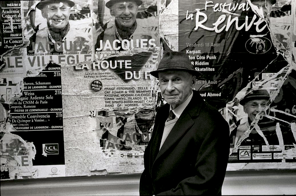 François Poivret (photography), Jacques Villeglé (background work in 2016)., CC BY-SA 4.0