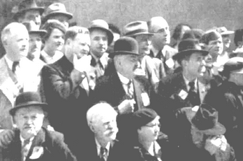 Mur des Fédérés en 1936 - 600 000 personnes "montent" au Mur. Parmi elles, on peut reconnaître Maurice Thorez, Léon Blum et Marcel Cachin.