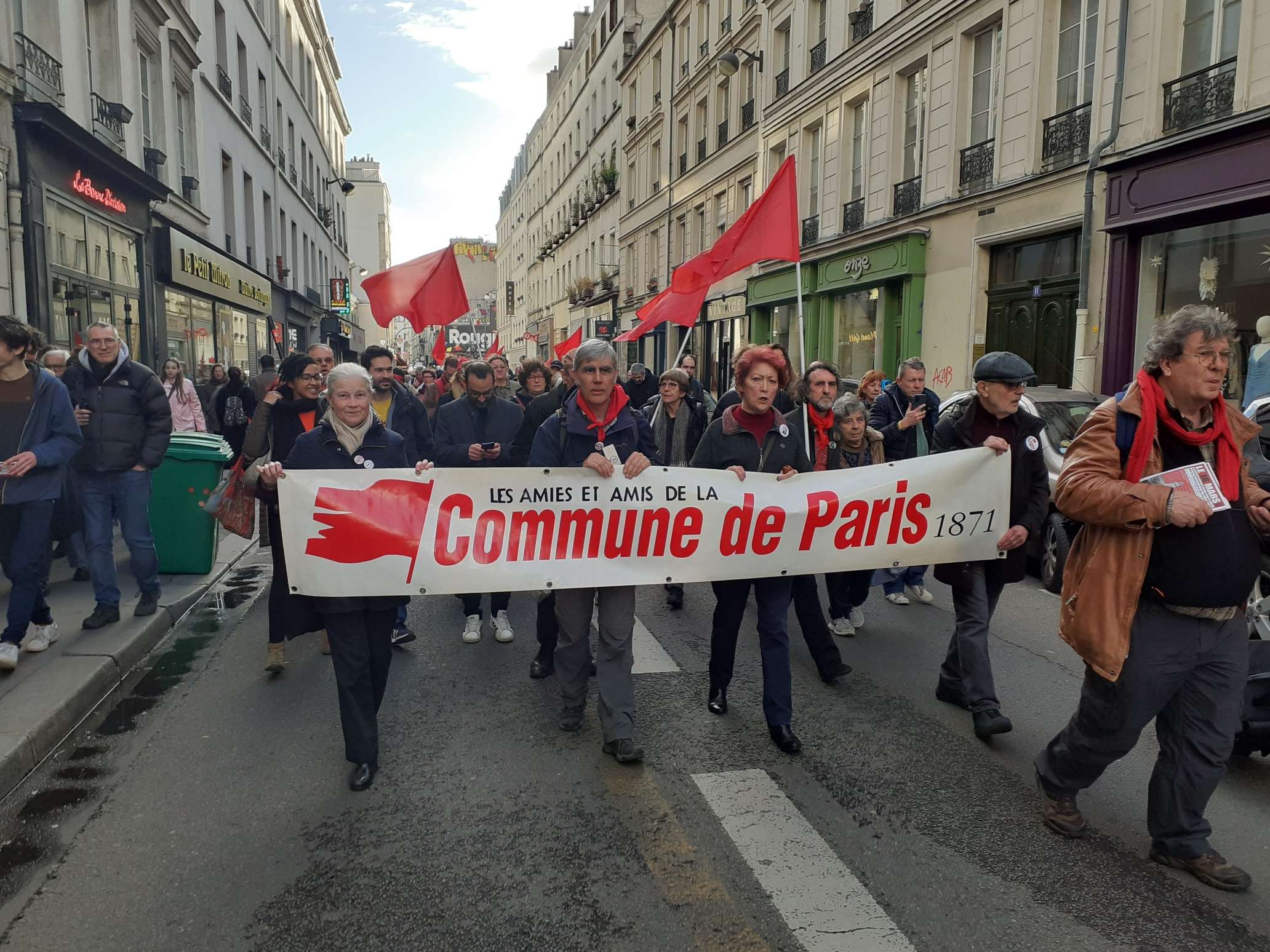 18 mars 2023 - Commémoration de la Commune, en manif. rue Oberkampf dans le 11ème arrondissement.