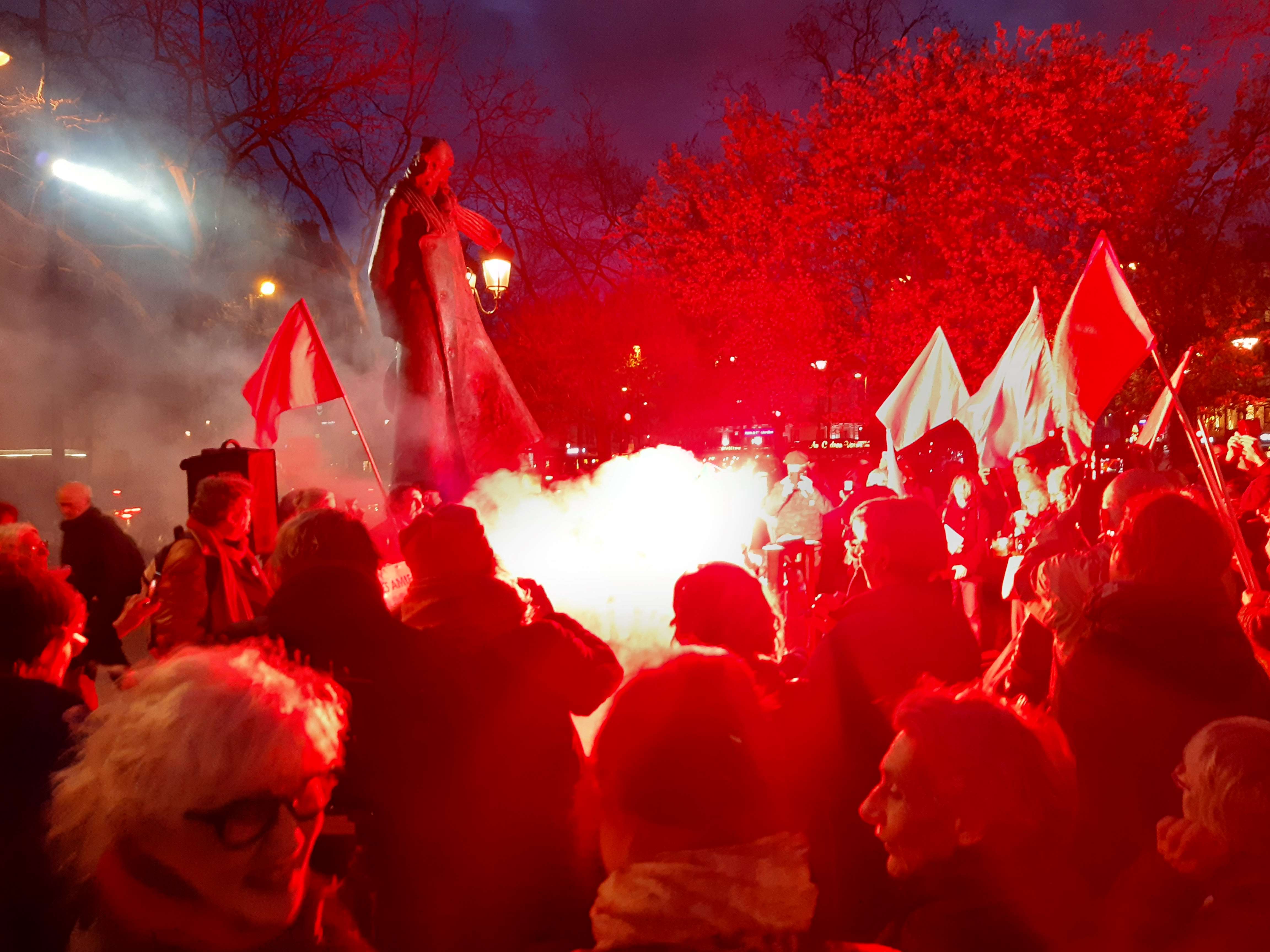 18 mars 2023 - Commémoration de la Commune de Paris. Le 6 avril 1871, les gardes nationaux et la population du quartier étaient allés chercher les guillotines entreposées à la Roquette et les avaient brûlées au pied de la statue de Voltaire.