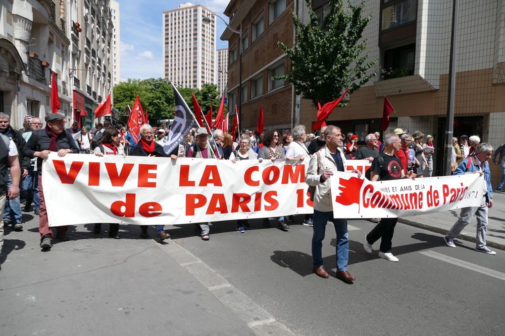 Montée au Mur des Fédérés du 21 mai 2022 - Banderoles des Amies et Amis de la Commune et du collectif "Vive la Commune" (Crédit : Éric Coulaud - photographe)