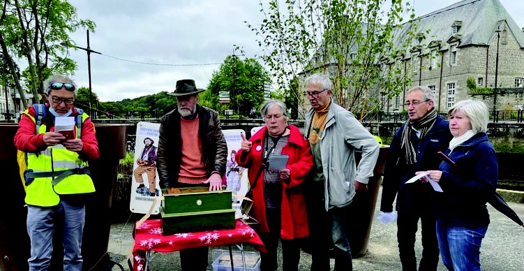 Les Amies et Amis de la Commune de Paris 1871 du comité Trégor-Argoat sur le marché de Lannion le 26 mai 2022