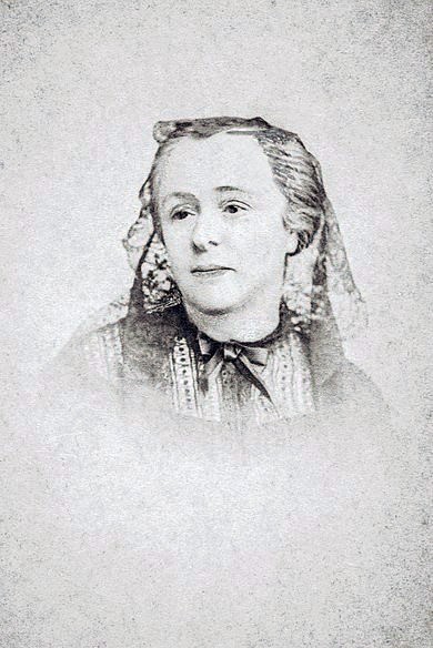 Victoire Léodile Béra, dite André Léo (1824-1900) - Romancière, journaliste militante féministe entre socialisme et anarchisme, française, membre de la Première Internationale - Photo Atelier Tourtin 1868 à 1870 (appartient à Jean-Claude Wartelle une photo authentique, provenant de la famille Reclus - source https://www.andreleo.com/ )