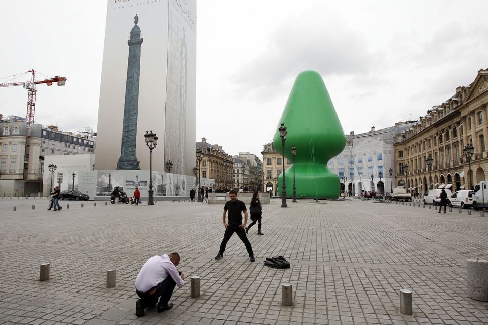 En 2014, l’artiste Paul Mac Carthy, plutôt que de la démolir mais pour la ridiculiser, avait installé à côté de la colonne un «arbre» gonflable ou plutôt un «plug» anal. Il fut violemment agressé, blessé, et son œuvre vandalisée