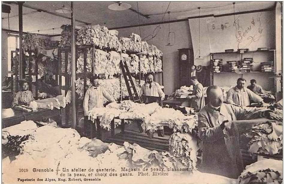 Un atelier de ganterie à Grenoble (source : http://grenoble-cularo.over-blog.com/)