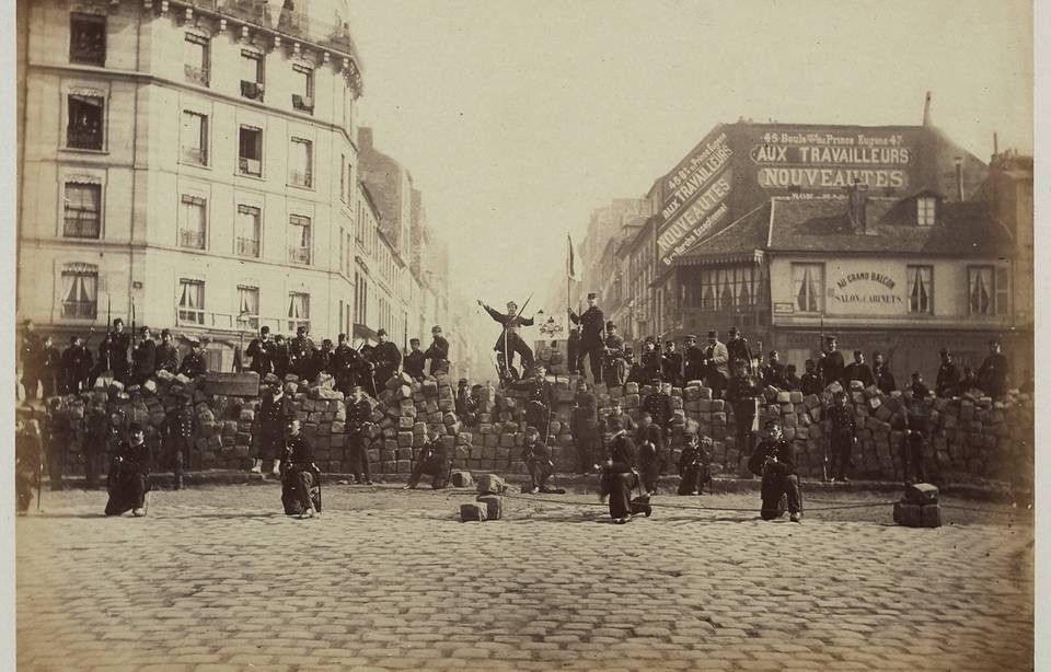 Barricade de la Chaussée Ménilmontant, 18 mars 1871, à Paris 20ème (CC0 Paris Musées  Musée Carnavalet – Histoire de Paris)