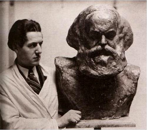 Karl-Jean Longuet avec son premier buste en plâtre patiné de Karl Marx, son arrière-grand-père, 1930, Anonyme, photographie (source : bibliothèque Kandinsky)