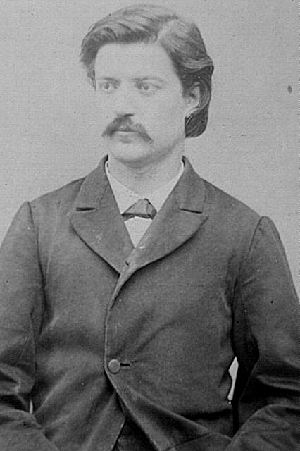 Henri Louis Champy (1844-1902) - Ouvrier coutelier, il est membre du 203e bataillon de la Garde nationale pendant le siège de Paris par les Allemands (septembre 1870-mars 1871). Sous la Commune, il est élu au Conseil de la Commune par le Xe arrondissement, il fait partie de la Commission des Subsistances. Après la Semaine sanglante, il est condamné par le 3e conseil de guerre à la déportation dans la presqu'ile Ducos en Nouvelle-Calédonie.