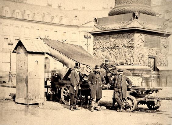 Eugène Pottier, Charles Delescluze, Paschal Grousset au pied de la colonne Vendôme Source : Musée français de la Photographie Conseil départemental de l’Essonne, Benoit Chain)