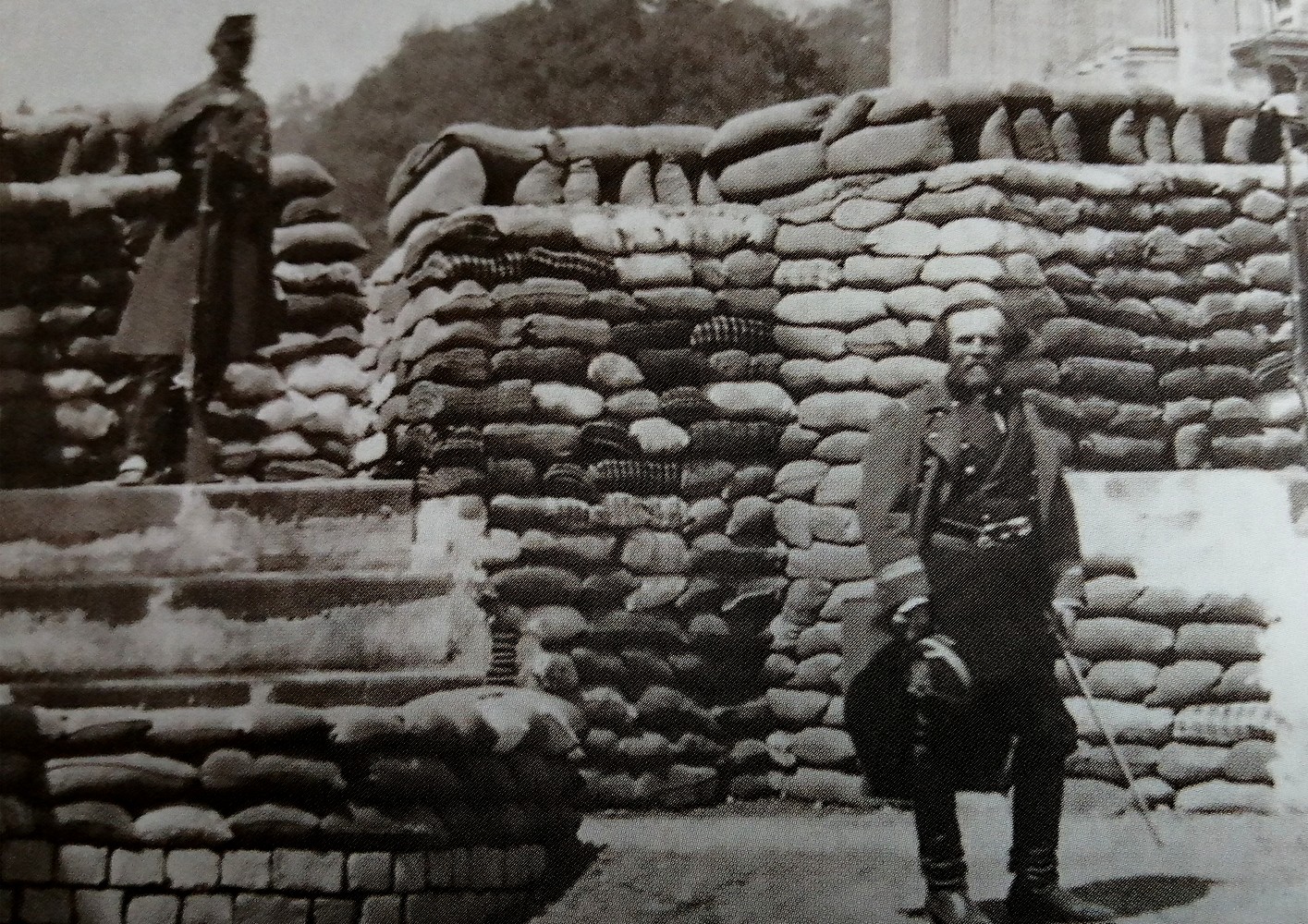 Barricade baptisée « Château-Gaillard » située entre la rue de Rivoli et la rue Saint-Florentin. En premier plan, Napoléon Gaillard