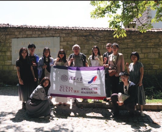 Étudiants de l’université Tsinghua de Pékin au Mur des Fédérés 2025