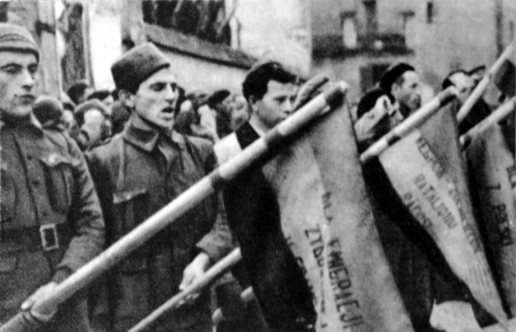 Membres de la Brigade Dabrowski (du bataillon Commune de Paris) prêtant serment au gouvernement de la république. - Auteur anonyme (Source : Zofia Szleyen "Wiatraki i Messerszmitty" wydana w 1965 r.)