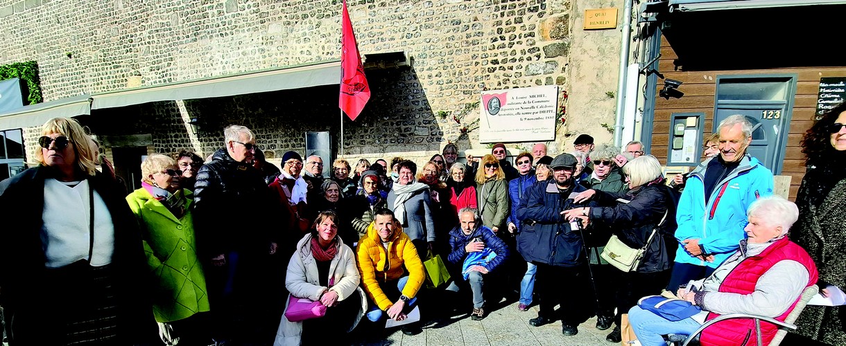 Accueil des participants au voyage annuel venus découvrir le livret de parcours communard dans les rues du centre-ville.