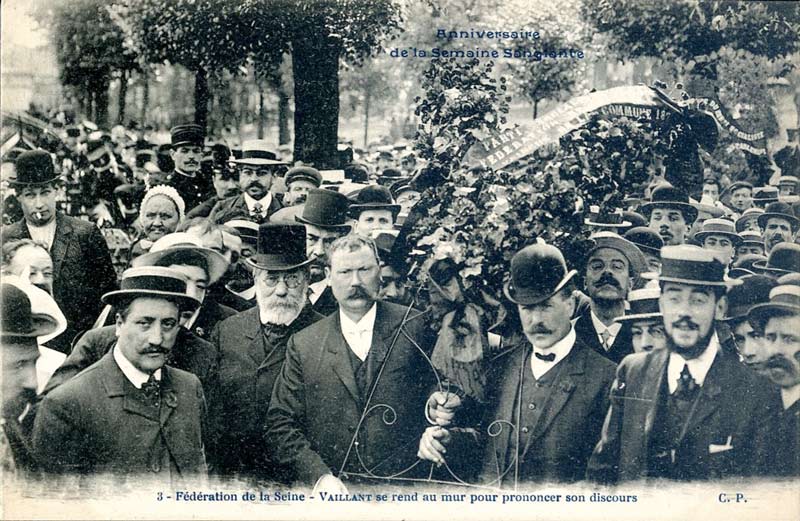 Fédération de la Seine de la S.F.I.O. Vaillant se rend au Mur pour prononcer son discours (1909) - (carte postale ancienne)