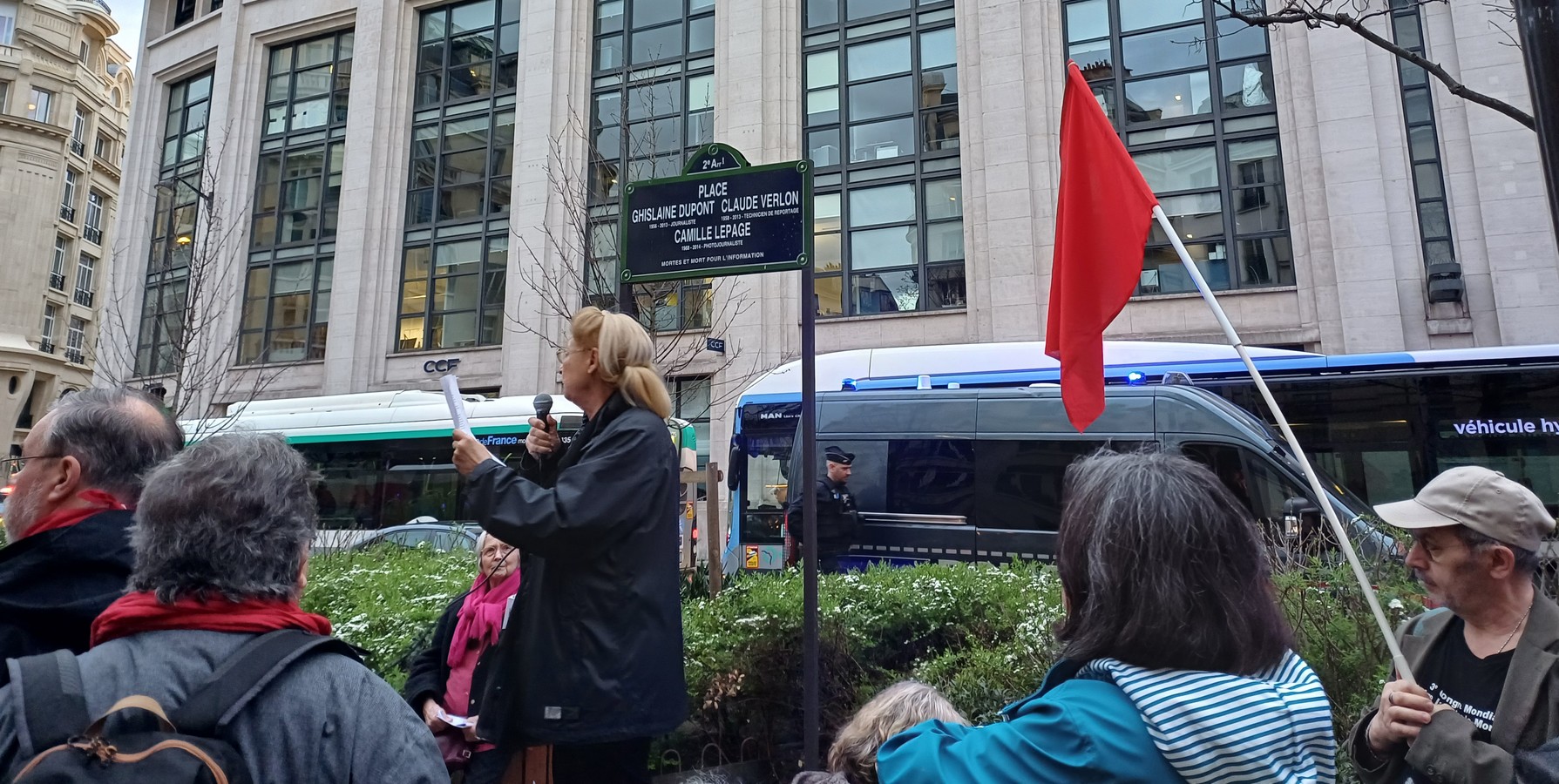 Dominique Pradalié,Présidente de la Fédération Internationale des Journalistes, prend la parole sur la place Ghislaine Dupont, Claude Verlon et Camille Lepage