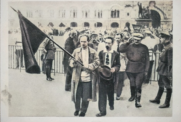 Drapeau de la Commune déposé le 6 juillet 1924 au tombeau de Lénine