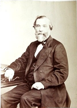 Alphonse Esquiros (1812-1876), ici  vers 1869. Député en 1850 et 1869, préfet (administrateur supérieur) en 1870, député de 1871 à 1876, puis sénateur (1876) des Bouches-du-Rhône. (Bibliothèque nationale de France, cabinet des estampes.)  