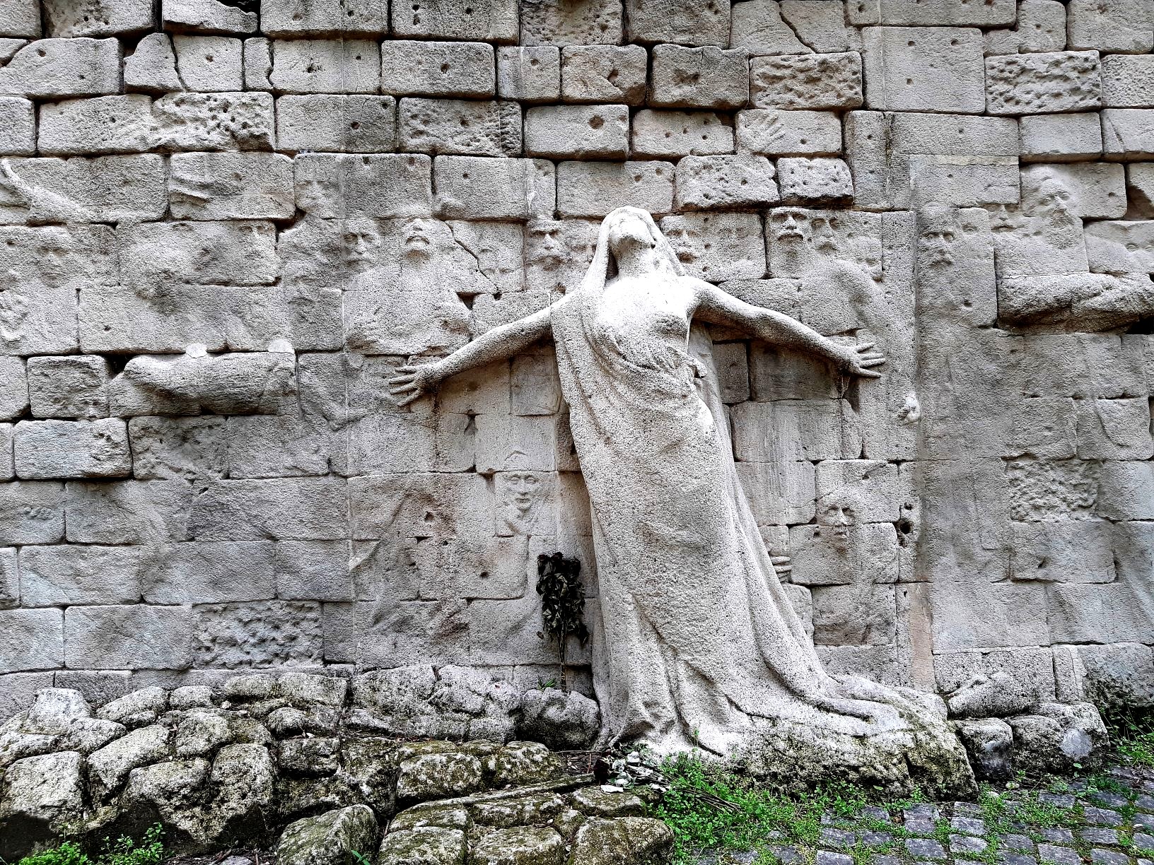 Le "faux" mur des Fédérés de Paul Moreau-Vauthier, rue Gambetta, à l'extérieur du cimetière du Père Lachaise  - Détail