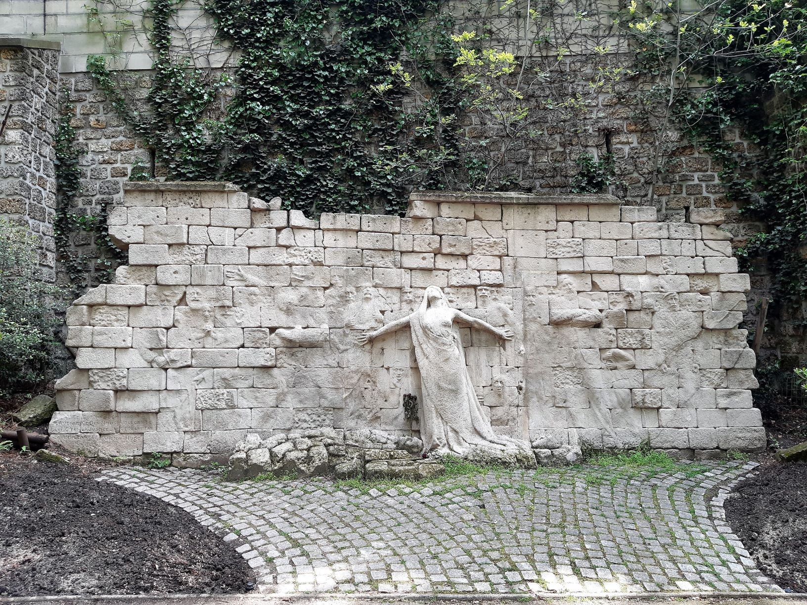 Le "faux" mur des Fédérés de Paul Moreau-Vauthier, rue Gambetta, à l'extérieur du cimetière du Père Lachaise 
