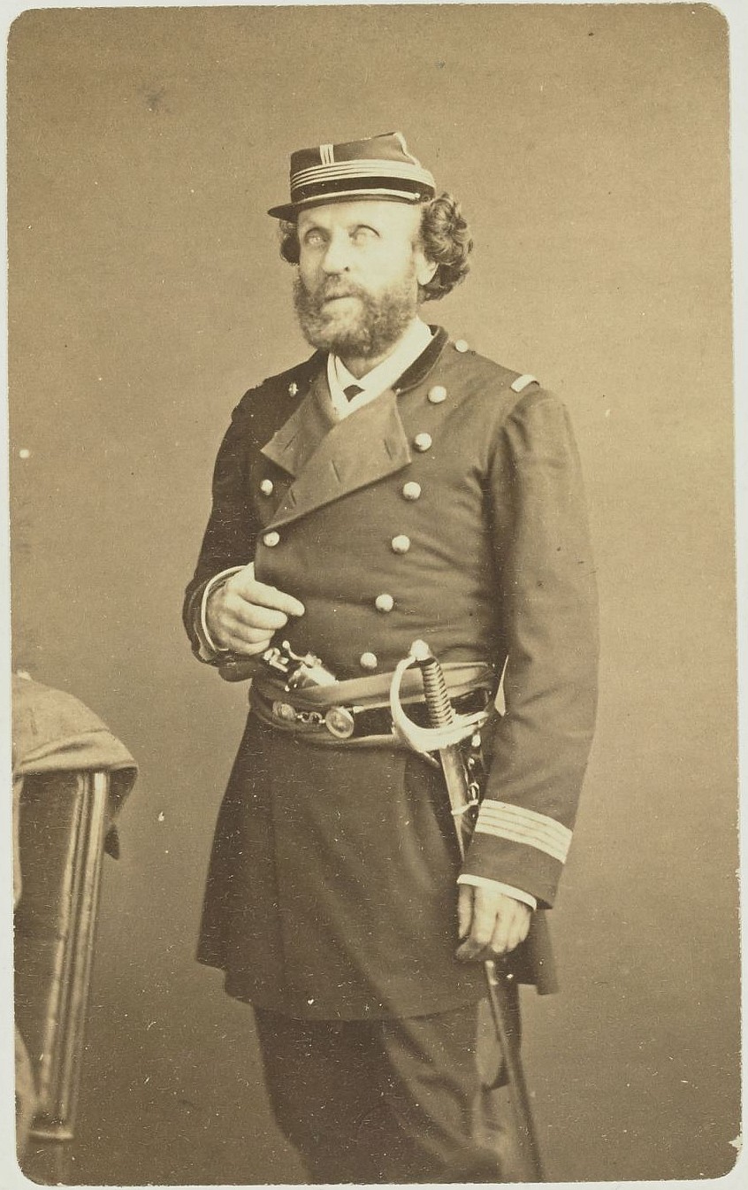 Portrait de Napoléon Gaillard, dit Gaillard père, en uniforme de commandant le bataillon spécial des barricadiers. Par Bacard fils, 1871. Fait partie de "Recueil. Œuvre de Bacard fils. Photos-cartes de visite". (source : https://gallica.bnf.fr/ark:/12148/btv1b10029262h/f163.item )