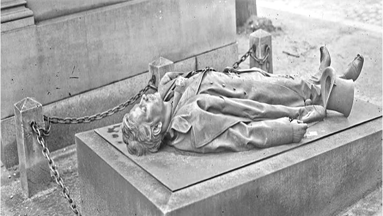 Gisant de Victor Noir par Dalou (cimetière du Père-Lachaise)