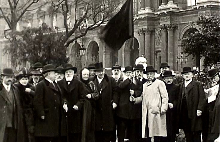 Rassemblement d’anciens communard(e)s devant Le Louvre, dont Nathalie Le Mel (source film de Armand Guerra "La Commune", 1914)