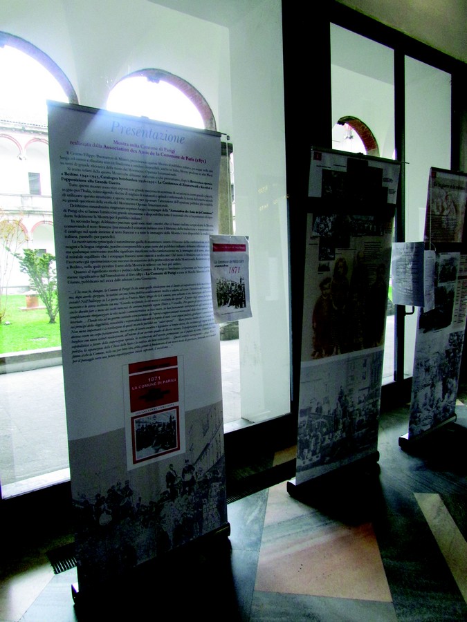 Des panneaux de l'expossition sur la Commune à Milan pour le 150e anniversaire