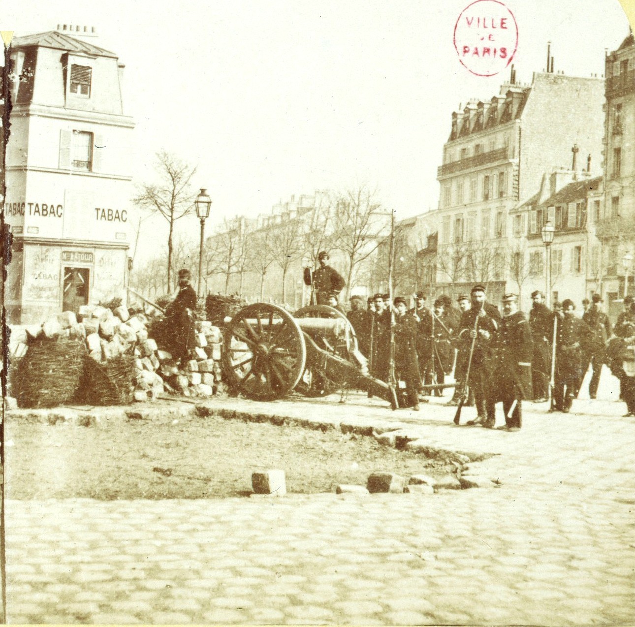 Barricade de la Barrière d'Enfer, Place Denfer-Rochereau, Paris XIVe - Photo Hippolyte Jouvin (source : © Musée Carnavalet – Histoire de Paris)