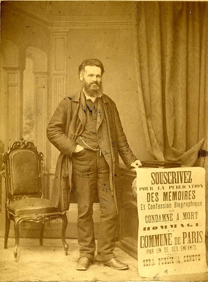 Jules Babick (1820-1902) - Babick présentant l'affiche de souscription des "Mémoires et confessions biographiques d'un condamnés à mort. Hommage à la Commune de Paris" -  A. & P. Noblet, photographe vers 1880 (Bibliothèque de Genève)