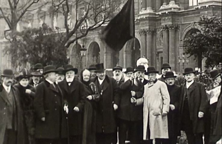 En 1914, la société de production coopérative Le Cinéma du Peuple réalise ce film par Armand Guerra qui reconstitue quelques épisodes de la Commune de Paris. Les derniers plans du film sont documentaires : un groupe de l'Association fraternelle des anciens combattants de la Commune sont réunis devant le Louvre. Sont reconnaissables Zéphirin Camélinat, Jean Allemane, Nathalie Lemel.