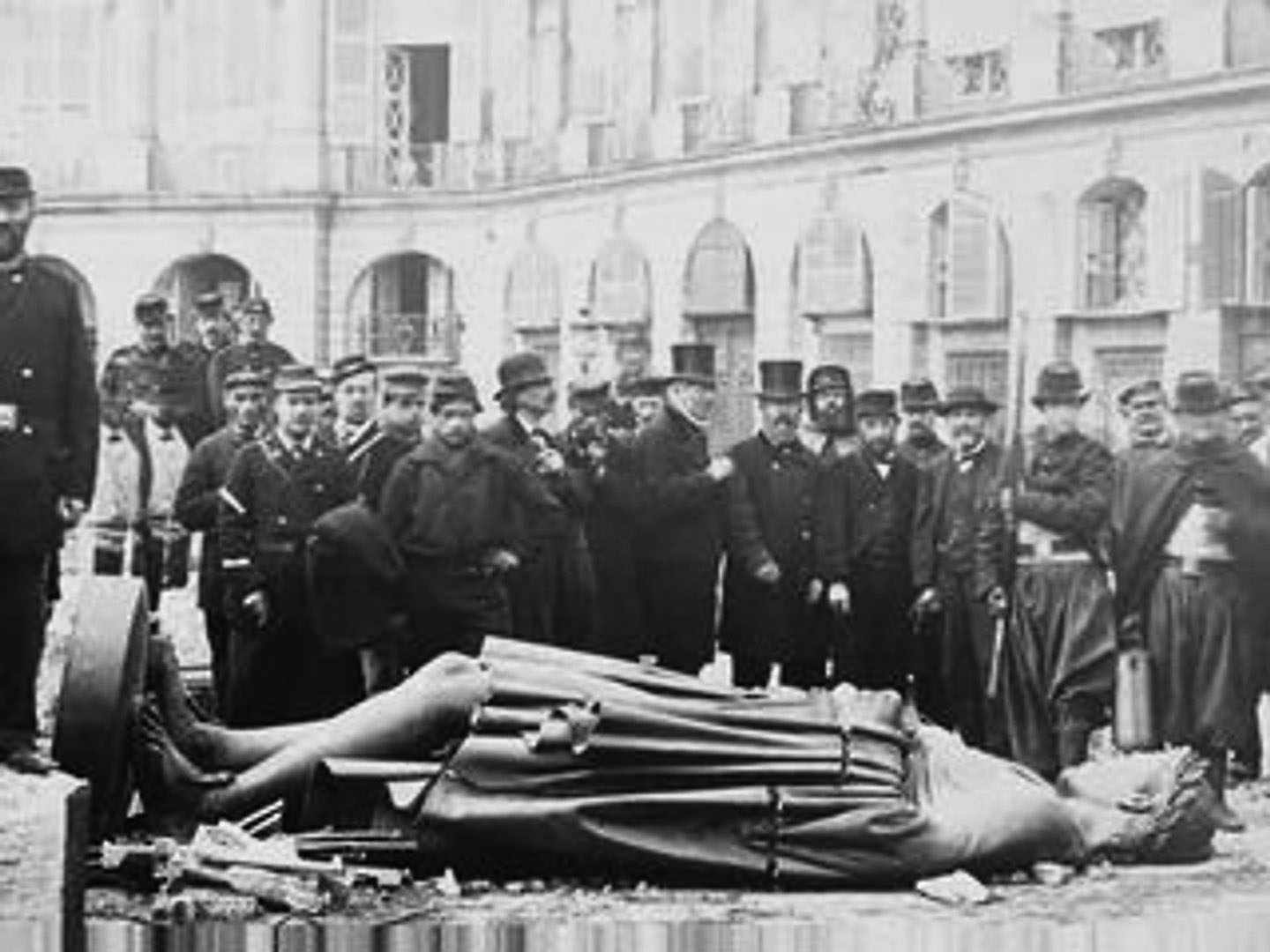 La colonne Vendôme à terre, photo de Braquehais (source : © Musée Carnavalet – Histoire de Paris) La colonne Vendôme à terre, photo de Braquehais (source : © Musée Carnavalet – Histoire de Paris)