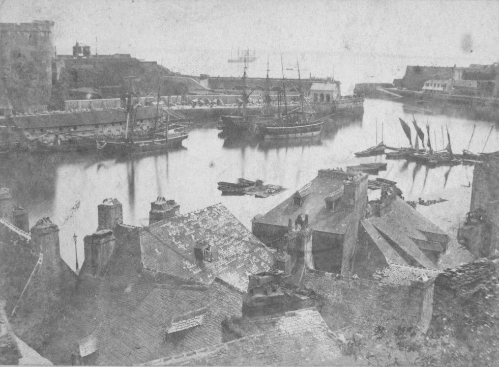 Brest, photo qui serait prise par le peintre et graphiste Leó Györök (1847 - 1899, communard)  - Il est écrit au dos de la photo, 1872. "Dans le port de Brest, un navire a jeté l'ancre, sur lequel Léo Györök a été galérien pendant quatre mois, et d'où il a sauté à la mer et a nagé jusqu'au rivage pendant une nuit d'orage, pendant que les soldats lui tiraient dessus."  (source : Musée du Comte Károly Esterházy – Pape)