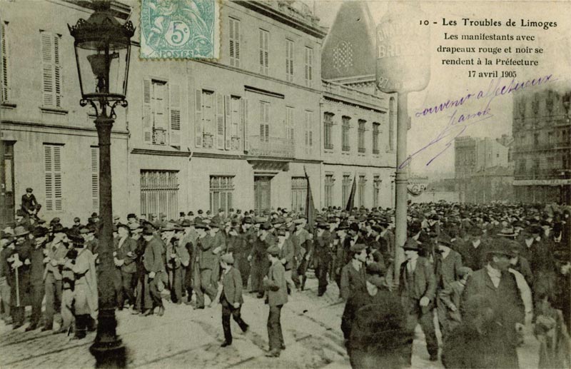 Les manifestants avec drapeaux rouge et noir se rendent à la Préfecture 17 avril 1905 (carte postale ancienne)