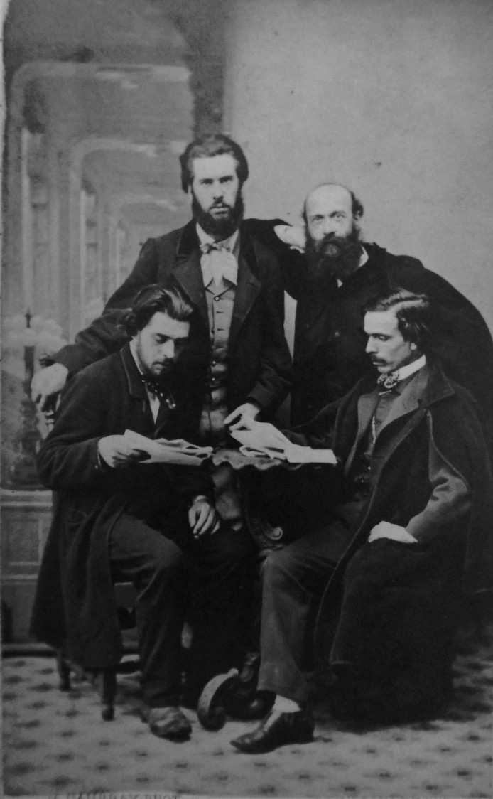 Londres septembre 1865 – Eugene Varlin debout au centre avec Tolain, Fribourg et Limousin (Source le blog de Michèle Audin : https://macommunedeparis.com/2021/02/09/londres-septembre-1865-eugene-varlin-avec-tolain-fribourg-limousin-et-un-photographe/)