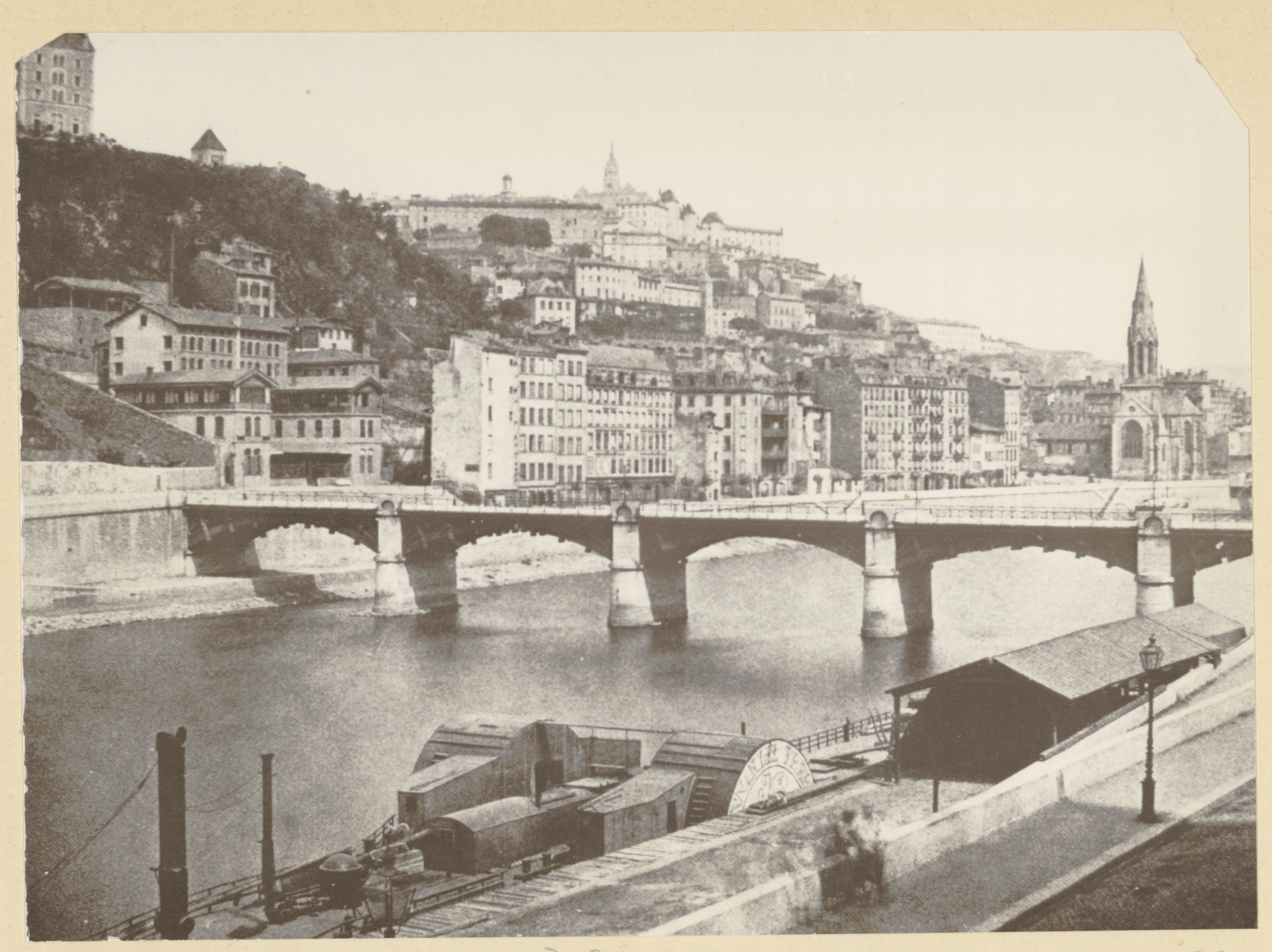 Le Pont d'Ainay, sur la Saône, entre 1860 et 1870  Au premier plan, un "Bonnardel" de la compagnie de navigation sur le Rhône. Quartier Saint gorges, au fond la colline de Fourvière. © Bibliothèque municipale de Lyon