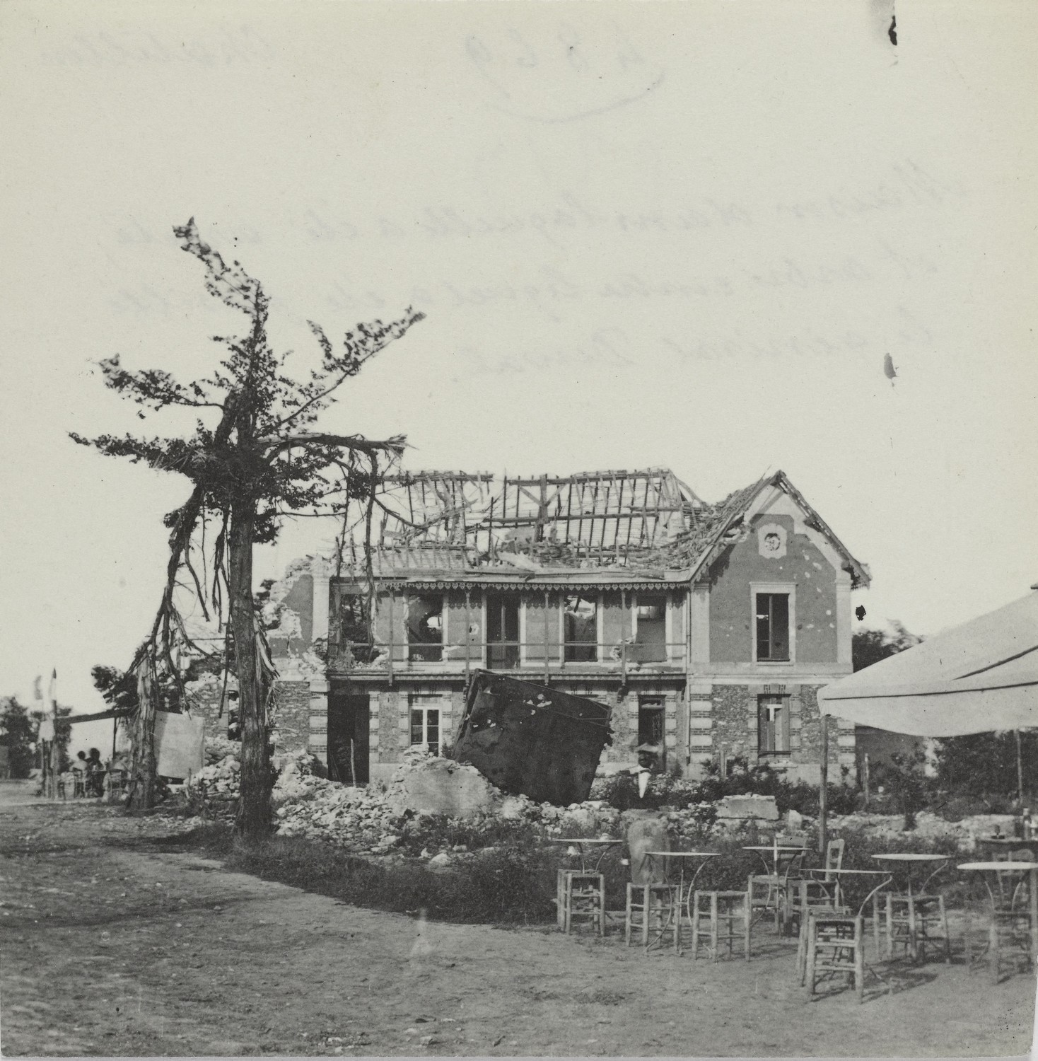 Maison dans laquelle a été arrêté le général Duval et arbre contre lequel il a été fusillé, Châtillon. Blancard, Hippolyte , Photographie entre 28-01-1871 et 16-03-1871 (Source : © Paris Musées / Musée Carnavalet)