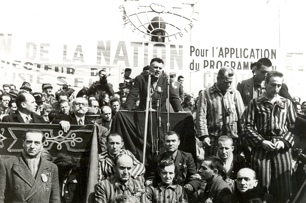 Marcel Paul prend la parole, entouré d’anciens déportés, le 1er Mai 1945 pour demander l’application du programme du Conseil national de la Résistance. ©DR