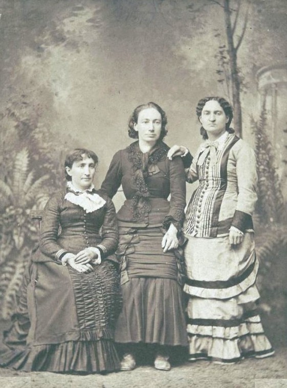 Louise Michel, Paule Minck et Marie Ferré - Photographie de J.-M. Lopez (source : © I. Andréani - Musée d’Art et d’Histoire Paul Éluard)