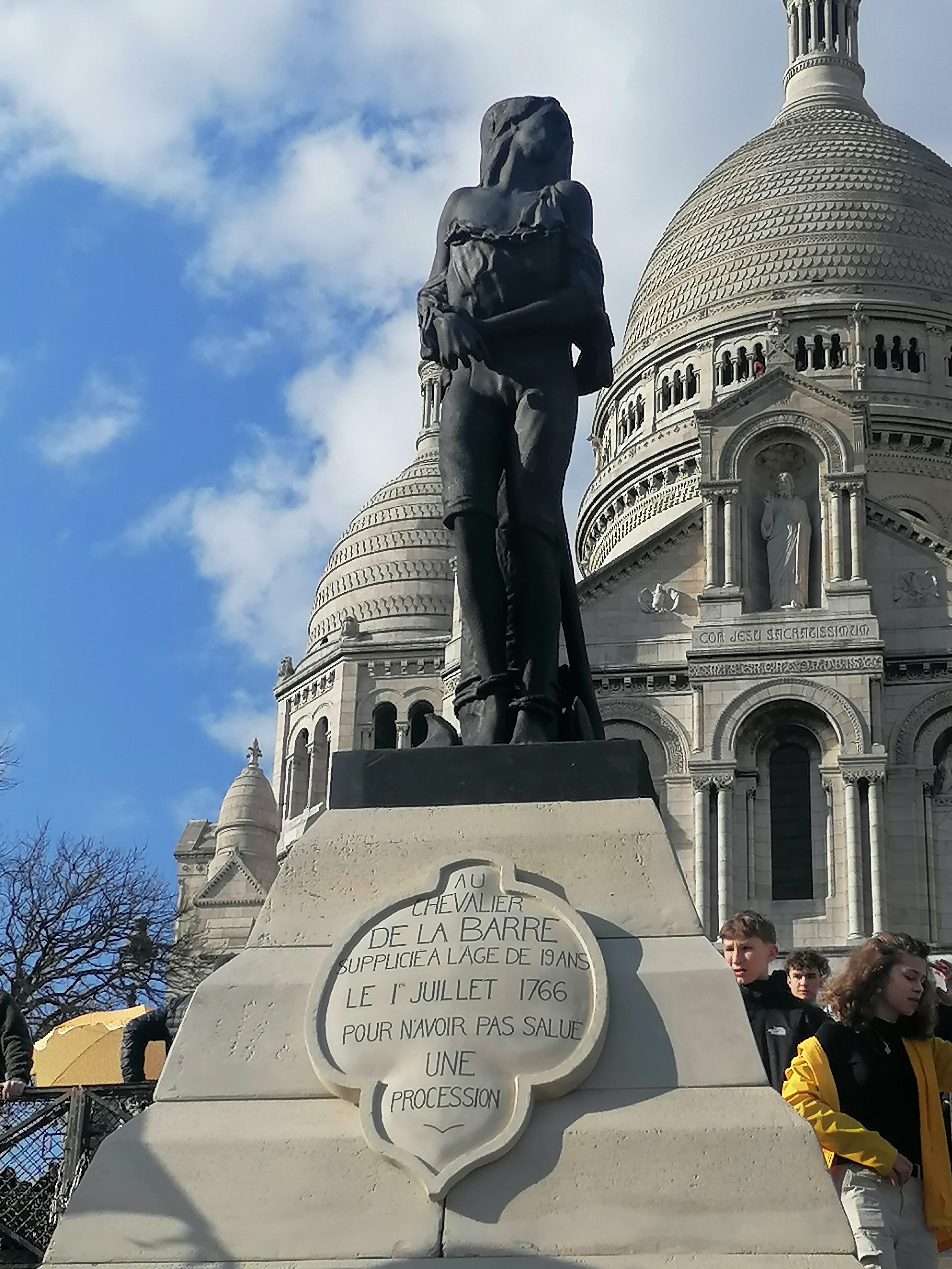 Copie de la statue originale de 1905 du Chevalier de la Barre, « martyr » libre penseur, torturé et brûlé en 1766, à l'âge de 19 ans, pour avoir refusé de saluer une procession, blasphémé et été en possession de livres « impies ». 