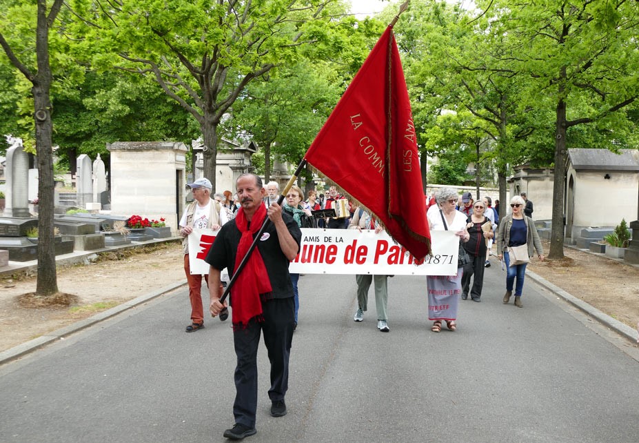 porte drapeau devant la banderole dans l'allée du cimetière