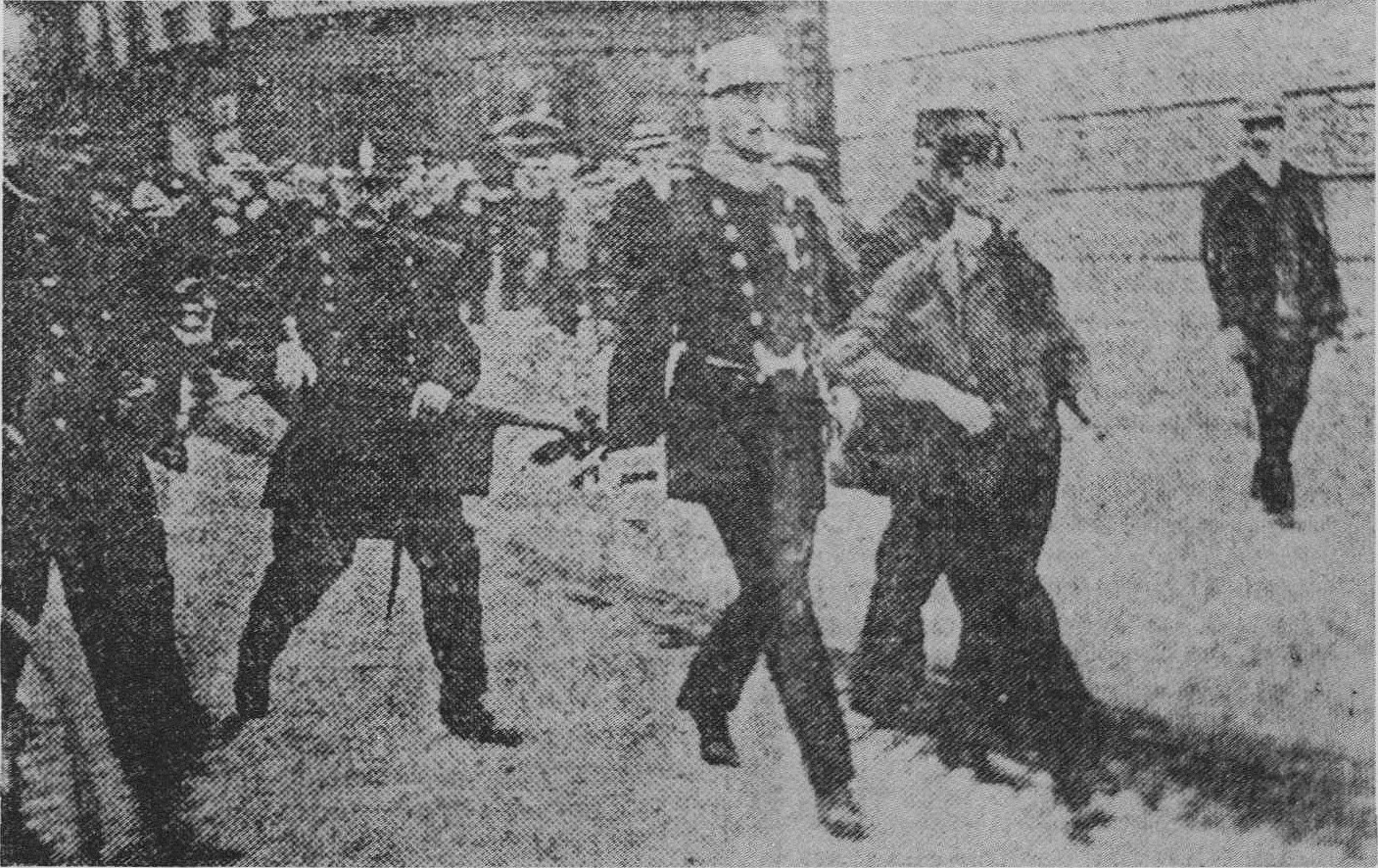 Mur des fédérés - Une arrestation au cours de la manifestation de 1909 (source Gallica -  l'Humanité du 24 mai 1909)
