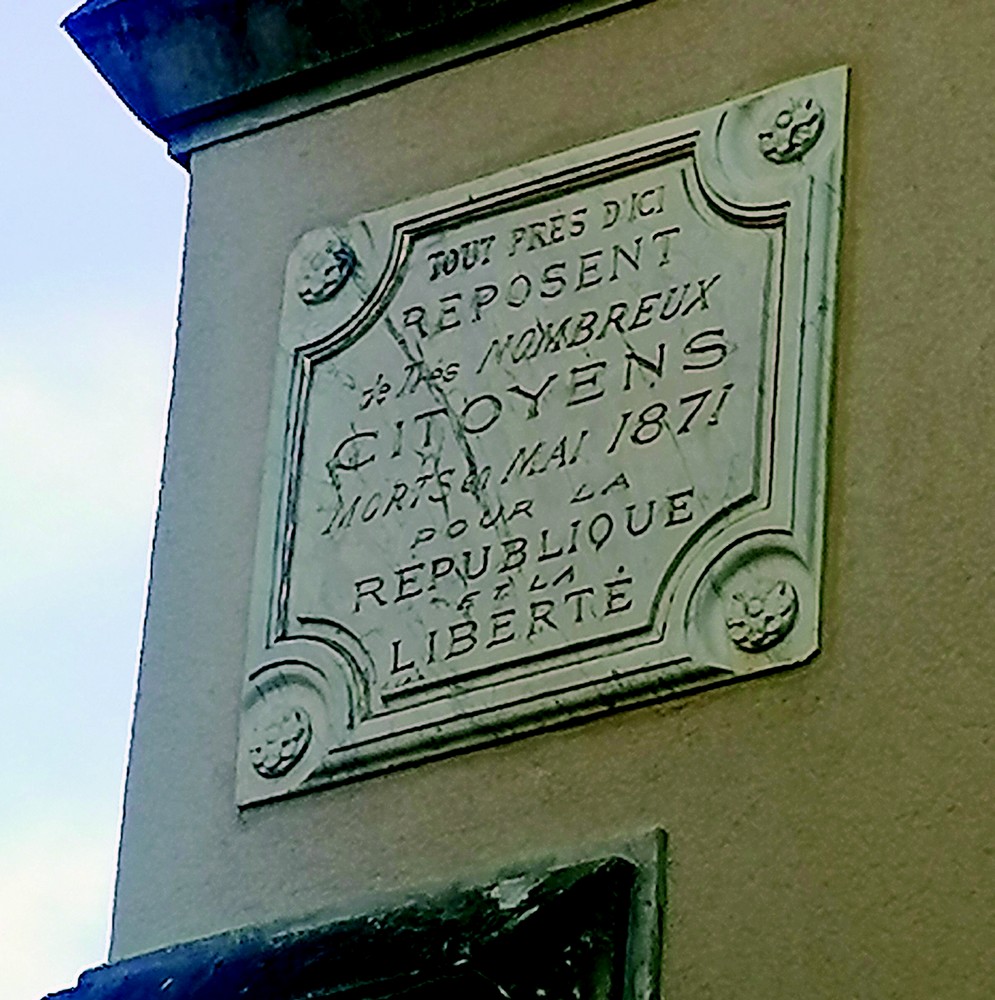 Plaque apposée en 1903 par des anonymes et dédiée « aux nombreux citoyens morts pour la République et la Liberté en mai 1871 ».