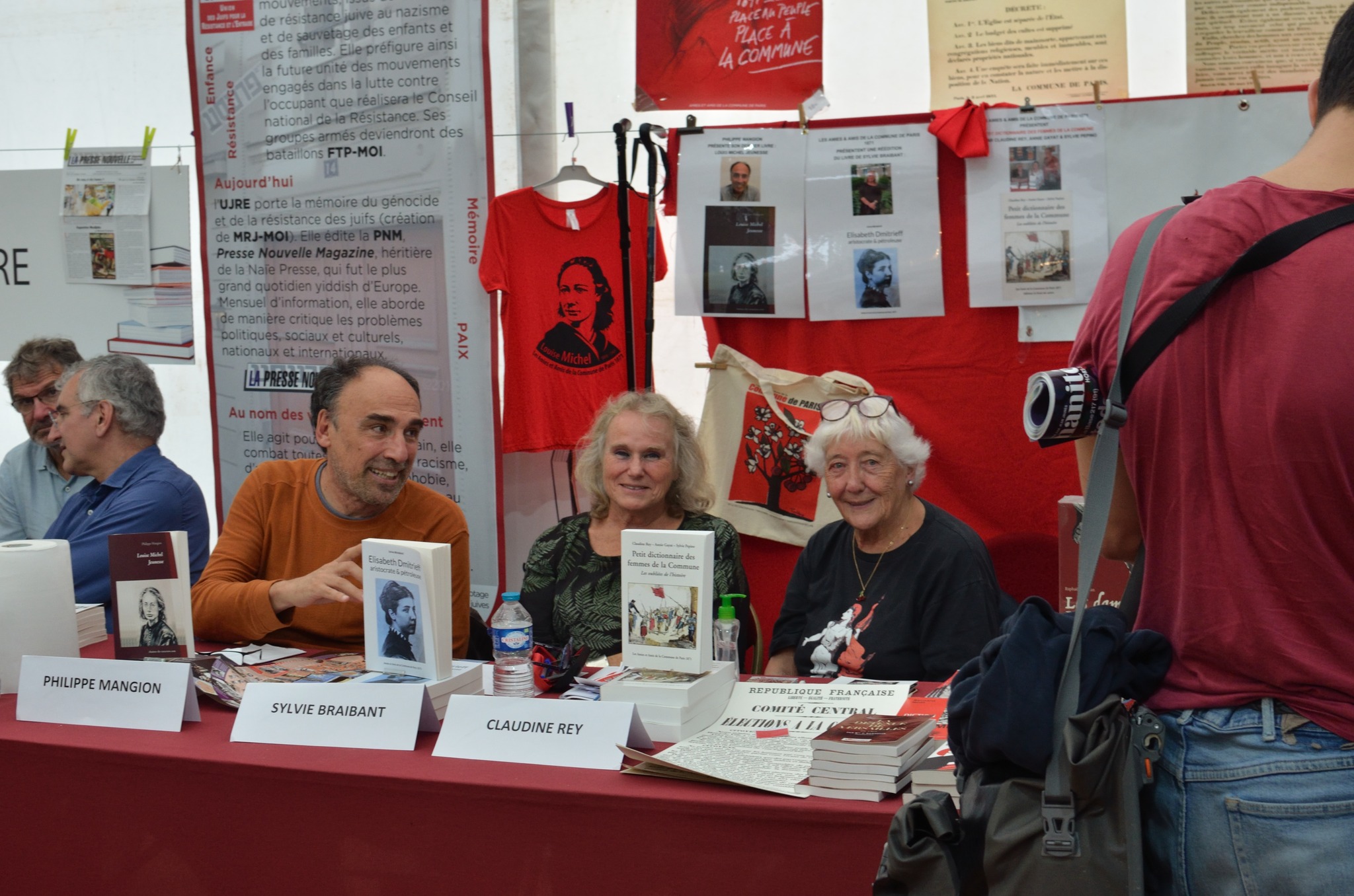 Le stand des Amies et Amis de la Commune de Paris 1871 à la Fête de l'Humanité en septembre 2022 - De gauche à droite : Philippe Mangion, Sylvie Braibant et Claudine Rey