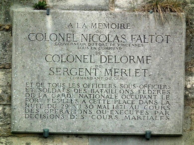 Plaque commémorative des assassinats par les versaillais, dans la nuit du 29 et 30 mai 1871, des défenseurs du fort de Vincennes.