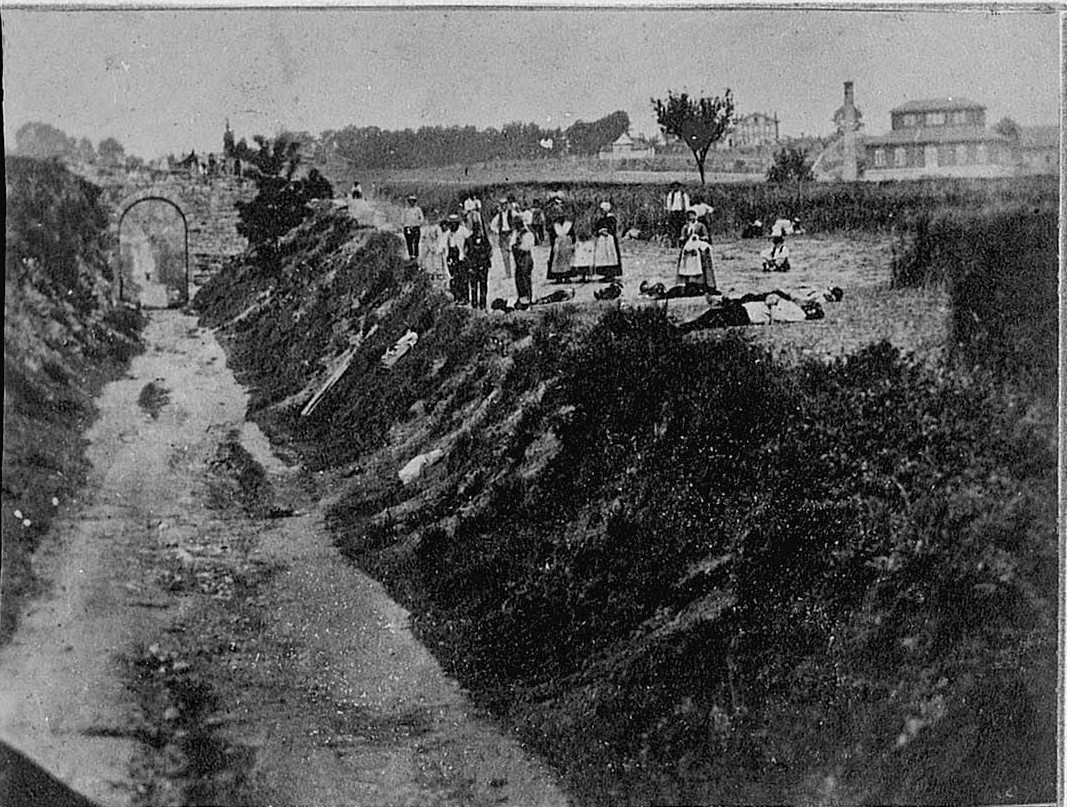 La fusillade du lieu-dit Le Brûlé à La Ricamarie 16 juin 1869 – 14 morts (source : Archives de Saint-Etienne - Fonds Marius Chalendard, Mines de la Ricamarie. Fusillade du Brûlé. Plaque photographique, noir et blanc, 12x9cm, 1869. - Cote 19 Fi 4)