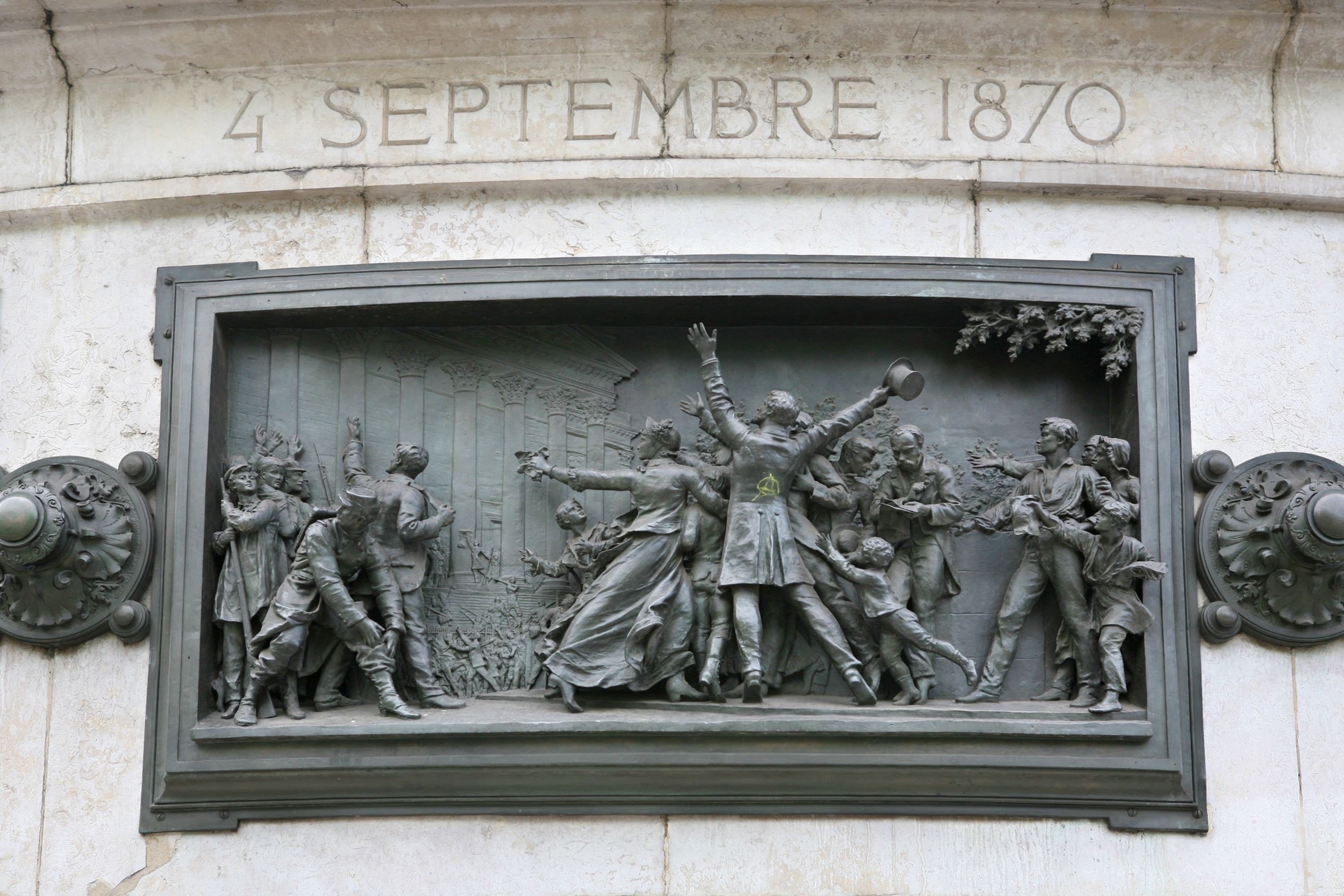 Proclamation de la République du 4 septembre 1870 (haut-relief en bronze de Léopold Morice, Monument à la République, Place de la République, Paris, 1883)
