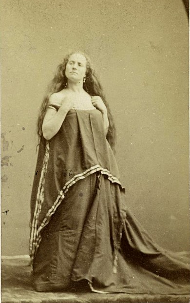 Portrait de Rosa Bordas (1840-1901), (Chanteuse patriotique au Conservatoire  Parisien) - photographie Émile Robert (Musée Carnavalet - Histoire de Paris)
