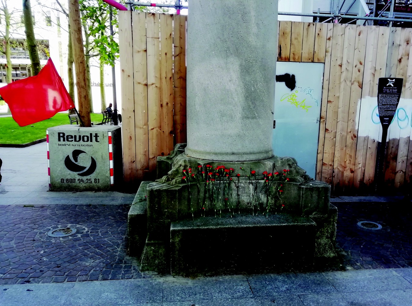 Socle de la colonne des baisers d'Émile Derré à Roubaix