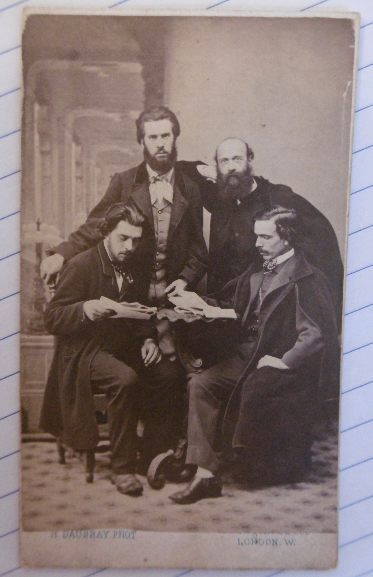 Conférence de l’Association internationale des travailleurs,  Londres du 25 au 29 septembre 1865 - Eugène Varlin, avec Tolain, Fribourg, Limousin (Source : https://macommunedeparis.com/2021/02/09/londres-septembre-1865-eugene-varlin-avec-tolain-fribourg-limousin-et-un-photographe/)